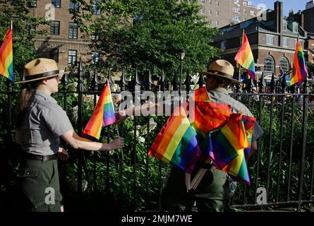 NEW YORK, NEW YORK - JUNE 27: Anne and Sarah Seaver, the daughters of New  York Mets Hall of Famer Tom Seaver and Mets COO Jeff Wilpon during a  ceremon Stock Photo - Alamy