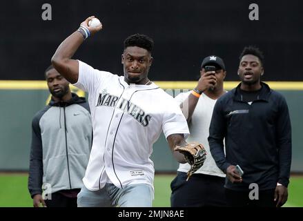 DK Metcalf Throws Out Mariners' First Pitch