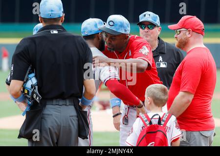 Reds 1B coach Delino DeShields exchanges a hug with his son, Delino  DeShields Jr. : r/baseball