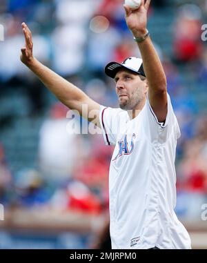 Dallas Mavericks: Dirk Nowitzki to throw Rangers first pitch on