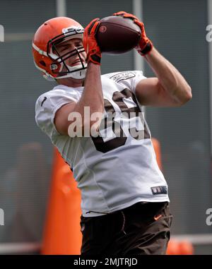 Cleveland Browns tight end Stephen Carlson catches a pass against  linebacker Christian Kirksey at the team's NFL football training facility  in Berea, Ohio, Tuesday, June 4, 2019. (AP Photo/Ron Schwane Stock Photo 