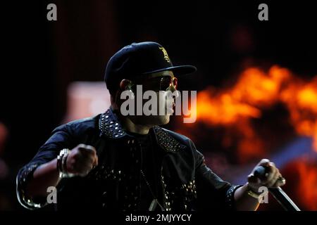 Puerto Rican reggaeton singer Daddy Yankee poses backstage at Premio Lo  Nuestro Latin music awards Thursday, Feb. 22, 2007 in Miami. (AP Photo/Luis  M. Alvarez Stock Photo - Alamy