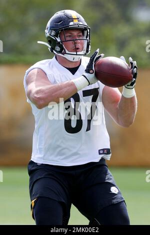 KANSAS CITY, MO - DECEMBER 26: Pittsburgh Steelers tight end Kevin Rader  (87) before an NFL game between the Pittsburgh Steelers and Kansas City  Chiefs on Dec 26, 2021 at GEHA Field