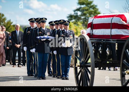 Soldiers from the 3d U.S. Infantry Regiment (The Old Guard), the 3d U.S. Infantry Regiment Caisson Platoon, and the U.S. Army Band, “Pershing’s Own” conduct military funeral honors with funeral escort for U.S. Army Lt. Col. James Megellas in Section 75 of Arlington National Cemetery, Arlington, Va., Sept. 2, 2022.    Megellas is considered the most decorated officers in the history of the 82nd Airborne Division. His awards include the Distinguished Service Cross, two Silver Stars, two Bronze Stars, two Purple Hearts, and other military honors for his World War II European service. Megellas is Stock Photo