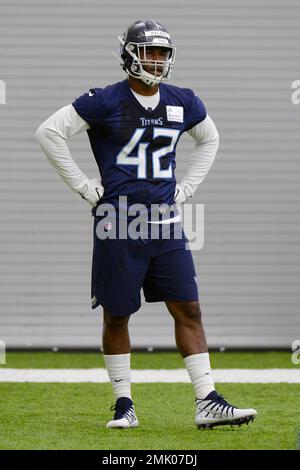 Tennessee Titans linebacker D'Andre Walker (42) runs a drill against tight  end Geoff Swaim (87) during NFL football training camp Sunday, Aug. 23,  2020, in Nashville, Tenn. (George Walker IV/The Tennessean via