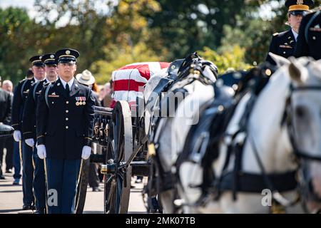 Soldiers from the 3d U.S. Infantry Regiment (The Old Guard), the 3d U.S. Infantry Regiment Caisson Platoon, and the U.S. Army Band, “Pershing’s Own” conduct military funeral honors with funeral escort for U.S. Army Lt. Col. James Megellas, Arlington National Cemetery, Arlington, Va., Sept. 2, 2022.    Megellas is considered the most decorated officers in the history of the 82nd Airborne Division. His awards include the Distinguished Service Cross, two Silver Stars, two Bronze Stars, two Purple Hearts, and other military honors for his World War II European service. Megellas is being considered Stock Photo