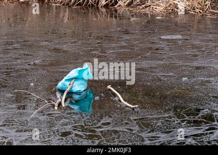 Slough, Berkshire, UK. 28th January, 2023. Ice on the Slough Arm of the Grand Union Canal. Temperatures were below freezing again last night, however, the temperatures are due to rise in the next few days. Credit: Maureen McLean/Alamy Live News Stock Photo