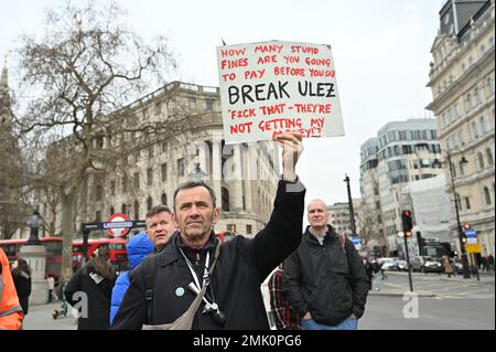 Trafalgar square, January 28 2023. London, UK. Hundreds of protesters gather in London's Trafalgar Square to oppose the ULEZ expansion across all London Boroughs from August 29h 2023. Ultra low emissions zone scams is to control people. Stock Photo