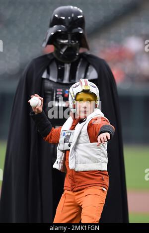 Beware of the Force: ¿Darth Vader¿ throws ceremonial first pitch on Star  Wars Night before Yankees-Tigers game in Detroit