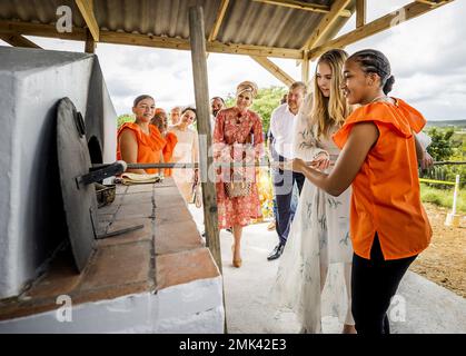 BONAIRE - Princess Amalia bakes a loaf of bread during the visit of the royal couple and Princess Amalia to Cultural Park Mangazina di Rei on Bonaire. The Crown Princess has a two-week introduction to the countries of Aruba, Curacao and Sint Maarten and the islands that form the Caribbean Netherlands: Bonaire, Sint Eustatius and Saba. ANP REMKO DE WAAL netherlands out - belgium out Stock Photo