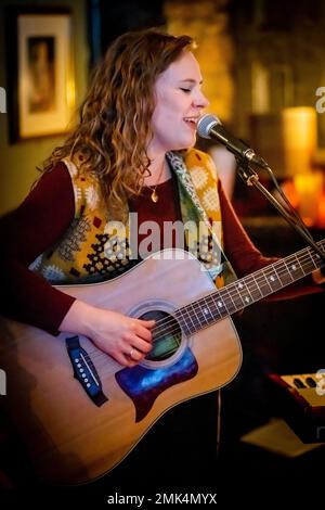 Sat 28 January 2023. Edinburgh, Scotland. Musician Ellyn Oliver performs at The Queen’s Arms as part of the Red, Red Rose Street event during the Burns & Beyond festival. Red, Red Rose Street was a weekend of free live entertainment around Edinburgh’s famous Rose Street supported by Essential Edinburgh and featured live performance from artists from across Scotland. Ellyn Oliver is a singer-songwriter originally from the North East of Scotland. Following the release of her debut EP in 2019, Ellyn won Celtic Connections Danny Kyle Open Stage in 2020. Stock Photo