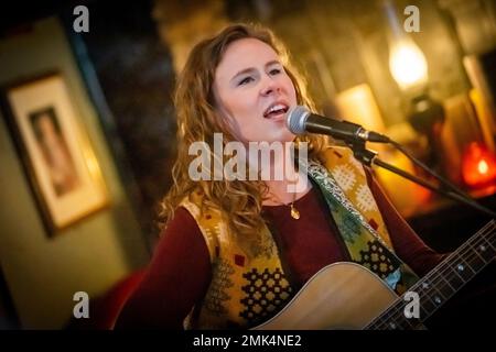 Sat 28 January 2023. Edinburgh, Scotland. Musician Ellyn Oliver performs at The Queen’s Arms as part of the Red, Red Rose Street event during the Burns & Beyond festival. Red, Red Rose Street was a weekend of free live entertainment around Edinburgh’s famous Rose Street supported by Essential Edinburgh and featured live performance from artists from across Scotland. Ellyn Oliver is a singer-songwriter originally from the North East of Scotland. Following the release of her debut EP in 2019, Ellyn won Celtic Connections Danny Kyle Open Stage in 2020. Stock Photo