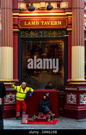 A Woman Offers A Shoe Shine In Leadenhall Market, City of London, London, UK. Stock Photo