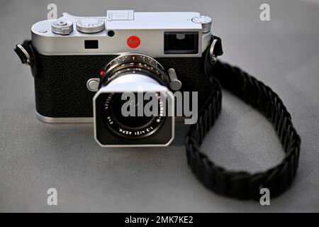 AJAXNETPHOTO. SOUTHAMPTON, ENGLAND. - CLASSIC CONTAX CAMERA - PHOTOGRAPHER  USING A CONTAX IIA RANGEFINDER CAMERA FITTED WITH A MODERN VOIGTLANDER ( COSINA) 21MM F/4 WIDE ANGLE LENS AND ACCESSORY SHOE OPTICAL VIEWFINDER.  PHOTO:JONATHAN