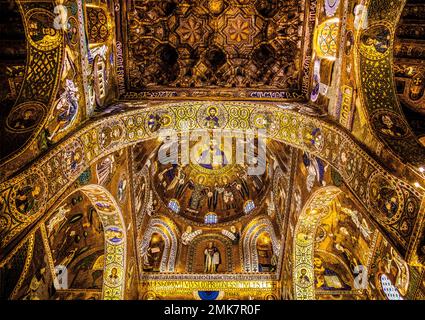 Christ Pantocrator, elaborate gold mosaics with episodes from the Old and New Testatment, Norman Palace with the Cappella Palatina, Palermo, Sicily Stock Photo