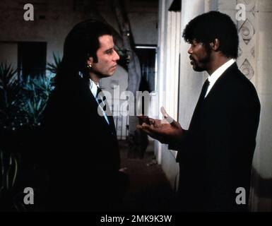 JOHN TRAVOLTA and SAMUEL L. JACKSON in PULP FICTION 1994 director / writer QUENTIN TARANTINO stories Quentin Tarantino and Roger Avary costume design Betsy Heimann producer Lawrence Bender A Band Apart / Jersey Pictures / Miramax (USA) - Buena Vista International (UK) Stock Photo