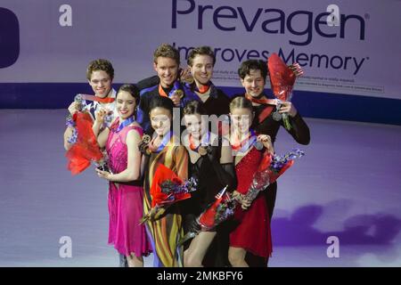 San Jose, CA, USA. 28th Jan, 2023. Madison Chock/ Evan Bates on top of the podium with runners up - Madison Chock, Evan Bates, Caroline Green/Michael Parsons(2nd), Christina Carreira/Anthony Ponomarenko, Emilea Zingas/Vadym Kolesnik, after winning the Pairs Free Dance final at the 2023 Toyota US Figure Skating Championship at the SAP Center. Credit: Motofoto/Alamy Live News Stock Photo