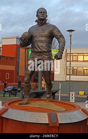 Warriors Rugby player Billy Boston Statue tribute by sculptor Steve Winterburn, in  Believe Square, The Wiend,Wigan, Lancs WN1 1PF Stock Photo