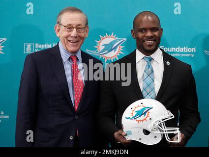 Jimmy Buffett and cheerleaders The Miami Dolphins football team owner and  general managing partner Stephen M Ross and Stock Photo - Alamy