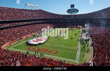 Kansas City Chiefs quarterback Patrick Mahomes (15) before the NFL Super  Bowl 54 football game against the San Francisco 49ers Sunday, Feb. 2, 2020,  in Miami Gardens, Fla. (AP Photo/Seth Wenig Stock Photo - Alamy