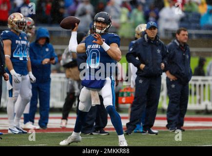 Chicago Bears quarterback Mitch Trubisky (10) puts on a NFC