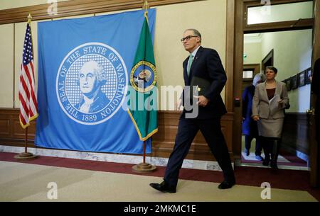 https://l450v.alamy.com/450v/2mkmc1e/washington-gov-jay-inslee-left-and-suzi-levine-right-the-states-employment-security-department-commissioner-walk-to-the-podium-for-a-news-conference-thursday-jan-24-2019-at-the-capitol-in-olympia-wash-inslee-announced-that-washington-state-will-offer-unemployment-benefits-to-federal-employees-like-coast-guardsmen-fbi-agents-and-border-patrol-workers-who-are-required-to-be-on-the-job-without-pay-during-the-partial-federal-government-shutdown-ap-phototed-s-warren-2mkmc1e.jpg