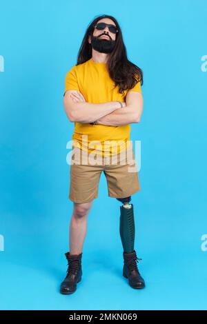 Man with sunglasses standing with a prosthetic leg Stock Photo
