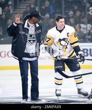 Rapper Snoop Dogg attends an NHL hockey game between Los Angeles Kings and  Pittsburgh Penguins Saturday, Jan 12, 2019, in Los Angeles. The Kings won  5-2. (AP Photo/Ringo H.W. Chiu Stock Photo - Alamy