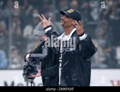 Rapper Snoop Dogg attends an NHL hockey game between Los Angeles Kings and  Pittsburgh Penguins Saturday, Jan 12, 2019, in Los Angeles. The Kings won  5-2. (AP Photo/Ringo H.W. Chiu Stock Photo - Alamy