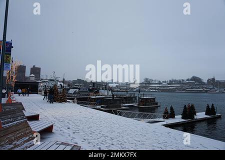 Floating saunas in Oslo city during winter period. Sauna rooms built on a  buoyant vessel with easy access to cold fjord water in Oslo, Norway Stock  Photo - Alamy