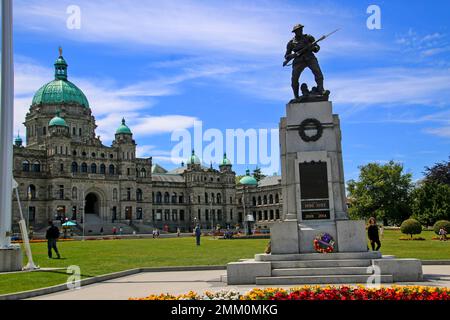 The War Memorial Cenotaph outside the British Columbia Parliament Building in Victoria, Canada Stock Photo