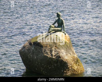 Girl in a Wetsuit, a bronze sculpture by Elek Imredy which sits on the water side of Stanley Park in Vancouver, British Columbia, Canada Stock Photo