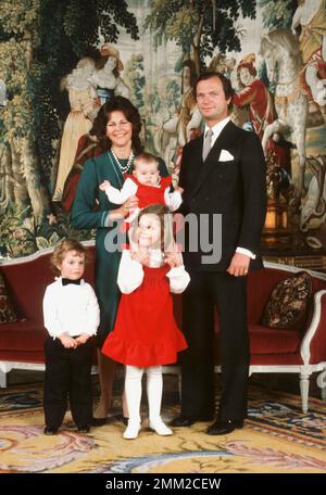 Carl XVI Gustaf, King of Sweden. Born 30 april 1946. Pictured with Queen Silvia and their children crown princess Victoria, prince Carl Philip and princess Madeleine in december 1982. Stock Photo