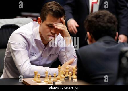 Norwegian reigning champion Magnus Carlson (left) and American challenger  Fabiano Caruana during their tie-break matches at the FIDE World Chess  Championship match, at the College, in Holborn, London Stock Photo - Alamy