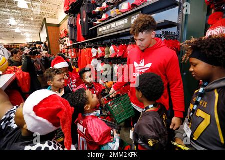 IMAGE DISTRIBUTED FOR DICK'S SPORTING GOODS - Kansas City Chiefs  quarterback Patrick Mahomes II serves as a personal shopping assistant for  players from local KC United youth football organization at the DICK'S