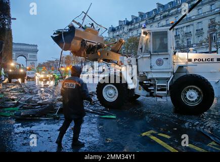 Paris, France - Nov 25 2018: New Nespresso Vertuo coffee capsules machines  produced by Magimix and Braun on sale with a special holiday discounted price  Stock Photo - Alamy