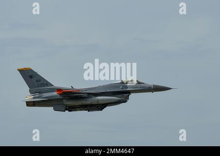 An F-16 Fighting Falcon assigned to the 80th Fighter Squadron takes-off during a training event at Kunsan Air Base, Republic of Korea, Sept. 14, 2022. During the training, Wolf Pack crew chiefs were tasked with generating aircraft in a simulated contested environment. Stock Photo