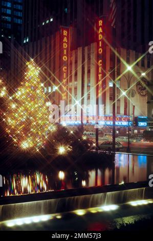 1987 HISTORICAL CHRISTMAS TREE LIGHTS RADIO CITY ROCKEFELLER CENTER (©RAYMOND HOOD 1939) MANHATTAN NEW YORK CITY USA Stock Photo