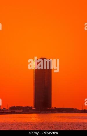 1988 HISTORICAL LAKE POINT TOWER CONDOMINIUM BUILDING (©SHIPPOREIT &  HEINRICH 1968) DOWNTOWN CHICAGO ILLINOIS USA Stock Photo