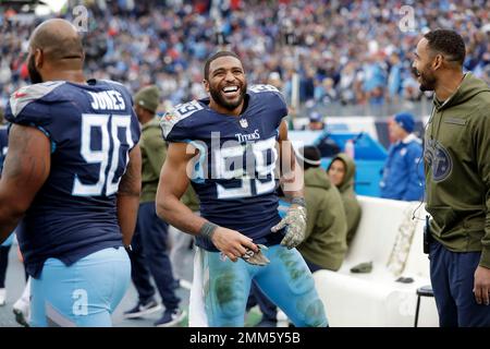 Tennessee Titans inside linebacker Wesley Woodyard (59) dances on