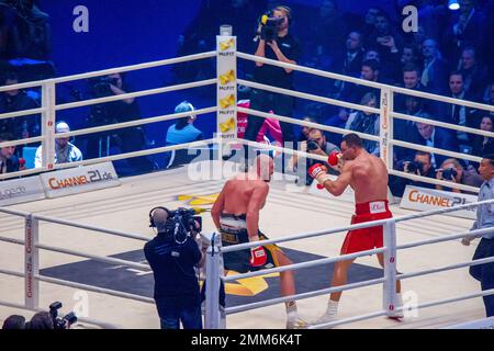 Tyson Fury makes a 'violent (aggressive) face' and starts an attack with his left hand - Klitschko in a defensive pose, end of the fight Stock Photo