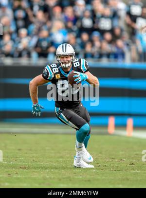 Arlington, Texas, USA. 26th Nov, 2015. Carolina Panthers tight end Greg  Olsen (88) & Carolina Panthers tackle Michael Oher (73) in a huddle during  an NFL football game between the Carolina Panthers