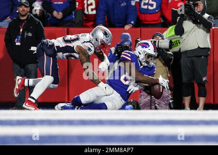 Buffalo Bills tight end Jason Croom (80) and offensive guard Wyatt Teller  (75) motion for a touchdown after Croom recovered a fumble in the end zone  against the New York Jets during