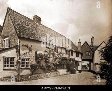 British pubs inns & taverns - A circa 1940 old photograph of  the coaching yard at the  16th century Crown Hotel at, Amersham, said to be notable for its wall paintings. Stock Photo