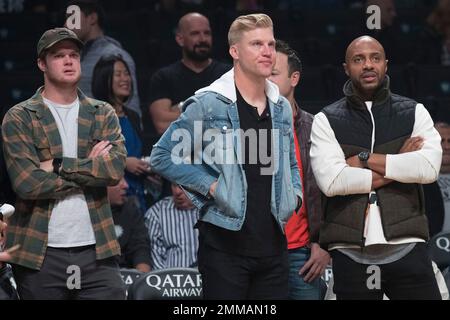 New York Jets quarterbacks Sam Darnold, left, Josh McGowan, center