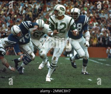 Joe Namath, New York Jets passing Bubba Smith # 78 at the Super Bowl III in  Miami Florida Jan, 12, 1969. (AP Photo Stock Photo - Alamy