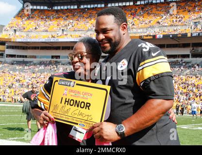 Former NFL player Jerome Bettis, right, poses with a bust of