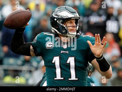 Philadelphia Eagles vs. Dallas Cowboys. NFL match poster. Two american  football players silhouette facing each other on the field. Clubs logo in  backg Stock Photo - Alamy