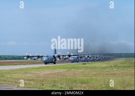 A line of C-130H Hercules aircraft assigned to the 910th Airlift Wing taxi to the runway at Youngstown Air Reserve Station, Ohio, Sept. 16, 2022. The formation flight was part of the 757th Airlift Squadron's annual TAC week, a condensed week of flight training highlighted by a six-aircraft formation flight. Stock Photo