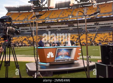 NBC Sunday Night Football Announcers Chris Colliningsworth, Center, And ...